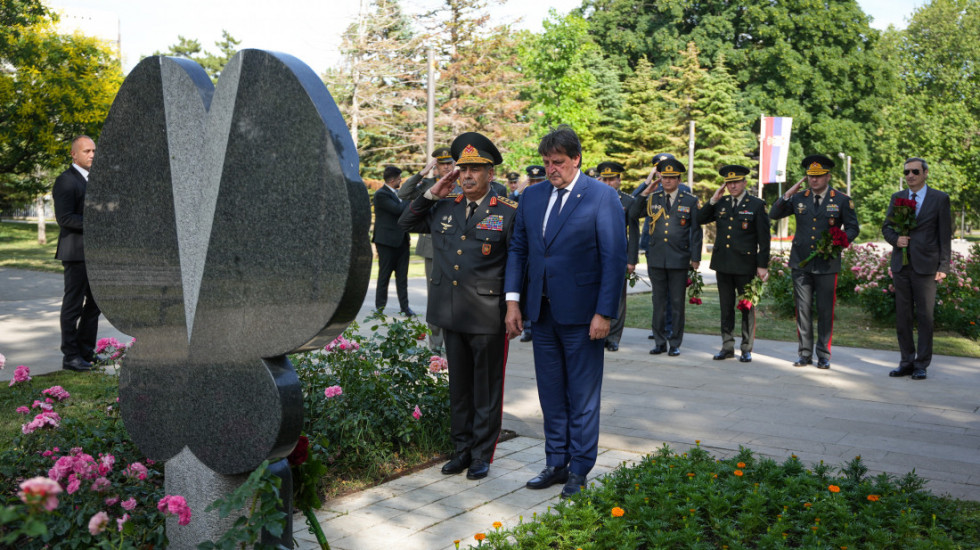 Gašić i Hasanov obišli spomen-obeležja u parku Tašmajdan: Počast Alijevu, Paviću i deci žrtvama NATO agresije