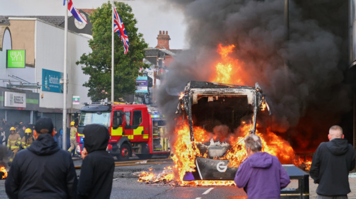 Neredi u Belfastu nakon napada nožem: Zapaljeni kontejneri i autobus, blokiran saobraćaj