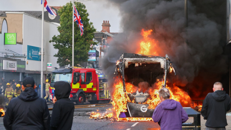 Neredi u Belfastu nakon napada nožem: Zapaljeni kontejneri i autobus, blokiran saobraćaj