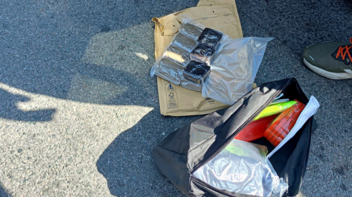 U automobilu kod Sremske Mitrovice pronađen kilogram hašiša, vozaču određeno zadržavanje (VIDEO)