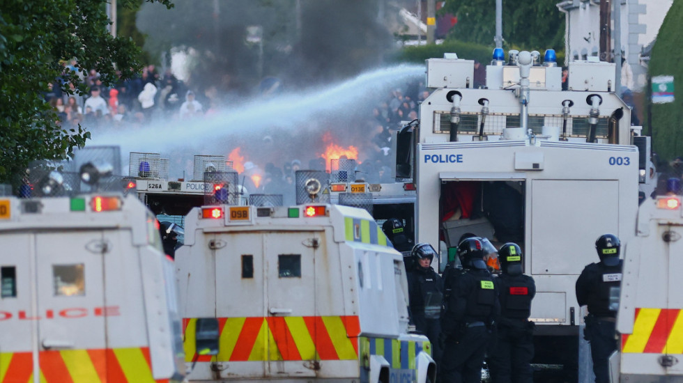 Policija vodenim topovima rasterala demonstrante tokom protesta u Severnoj Irskoj