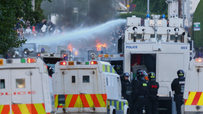 Neredi u Severnoj Irskoj drugu noć zaredom: Demonstranti gađali policiju, ona odgovorila vodenim topovima