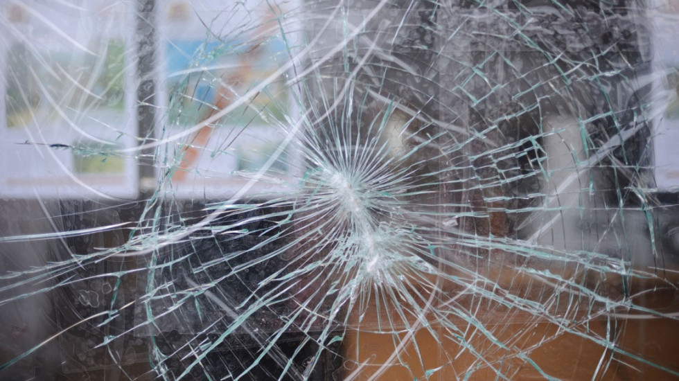Razbijen prozor na srpskoj ambulanti u selu Staro Gracko kod Lipljana