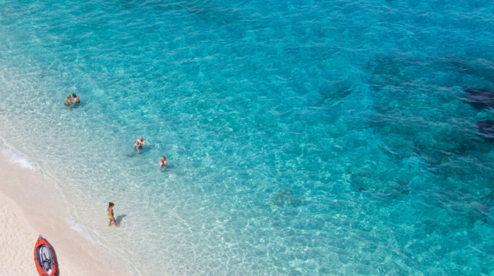 Suncobran samo “na recept”: Bizarno pravilo na plaži popularnog mediteranskog ostrva razbesnelo turiste