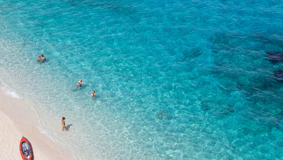 Suncobran samo “na recept”: Bizarno pravilo na plaži popularnog mediteranskog ostrva razbesnelo turiste
