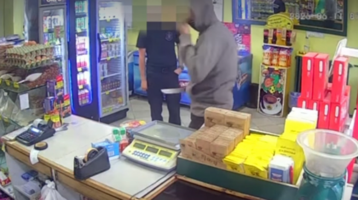 Vatrogasac u Šapcu sprečio pljačku: Savladao maskiranog razbojnika koji je nožem pretio radnici (VIDEO)