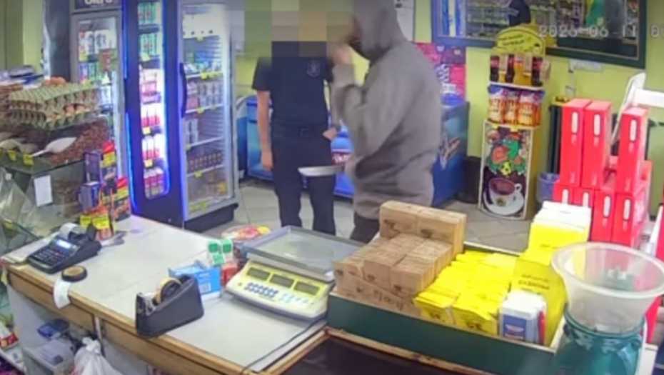 Vatrogasac u Šapcu sprečio pljačku: Savladao maskiranog razbojnika koji je nožem pretio radnici (VIDEO)