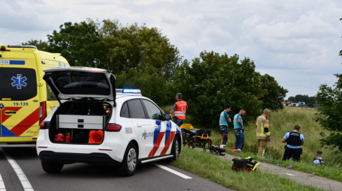 Tragedija u Holandiji: Automobil naleteo na grupu dece na biciklima, troje poginulo