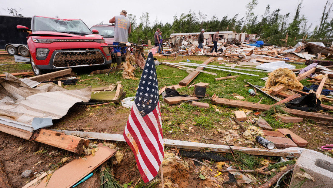 Tornada i oluje pogodile Srednji zapad u Americi:  Otkazani letovi, ima poginulih