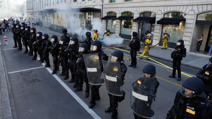 Ženeva pod opsadom policije zbog protesta protiv G7: Razbijeni prozori banke, zapaljen salon Tesle