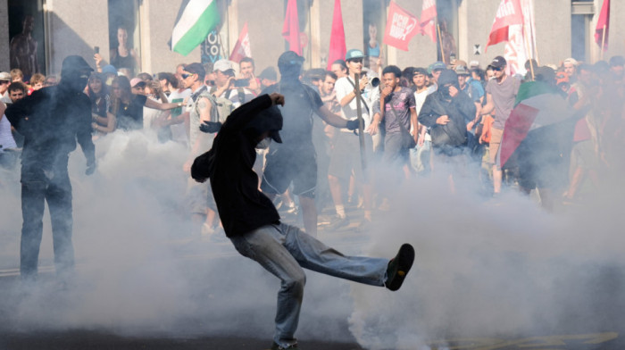 Sukobi na protestu protiv G7: Švajcarska policija upotrebila suzavac, razbijeni prozori banke, zapaljen salon Tesle