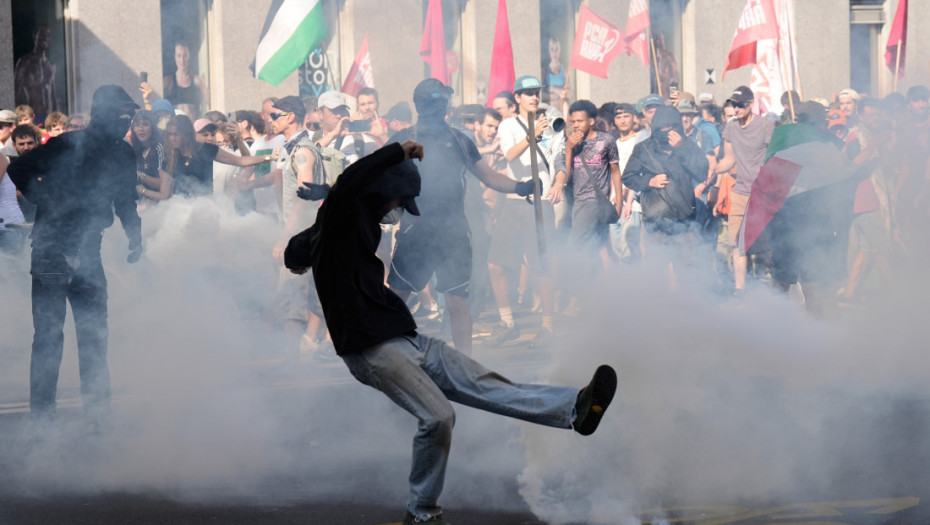 Sukobi na protestu protiv G7: Švajcarska policija upotrebila suzavac, razbijeni prozori banke, zapaljen salon Tesle