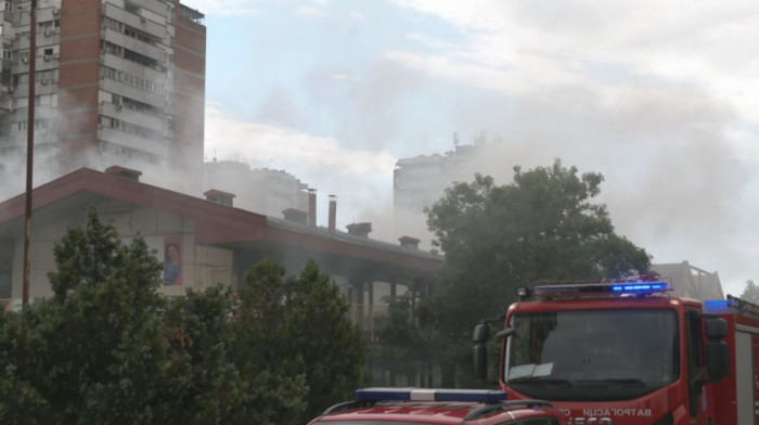 Lokalizovan požar u tržnom centru "Enjub", vatrogasne ekipe rade na dogašivanju
