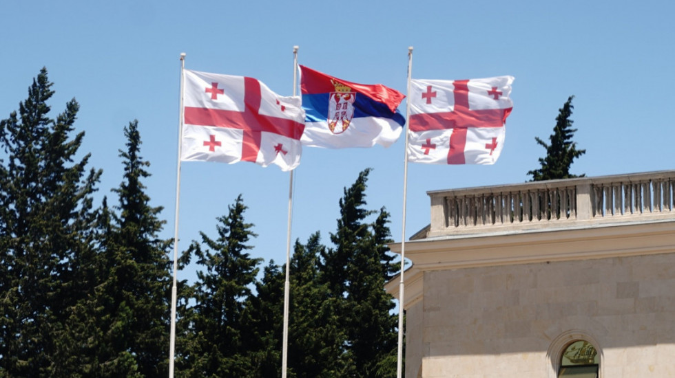 Tbilisi okićen srpskim zastavama u čast posete predsednika Vučića
