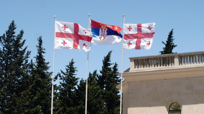 Tbilisi okićen srpskim zastavama u čast posete Vučića (VIDEO)