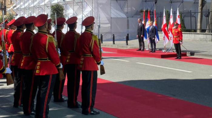 Vučić položio venac na Spomenik herojima u Tbilisiju