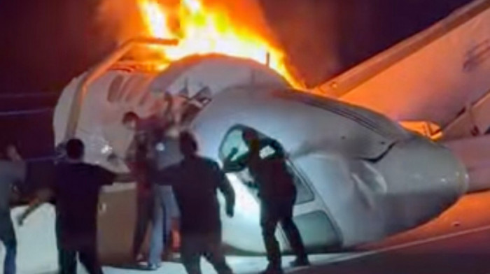 Mali avion pao na auto-put u Teksasu, jedna osoba poginula, a pet povređeno
