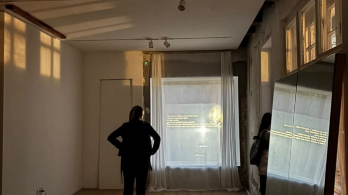 Prateći program izložbe "Dis_placement": Razgovor Dimitrija Kokanova, Emilije Đorđević (KOIKOI) i Selene Orb u petak