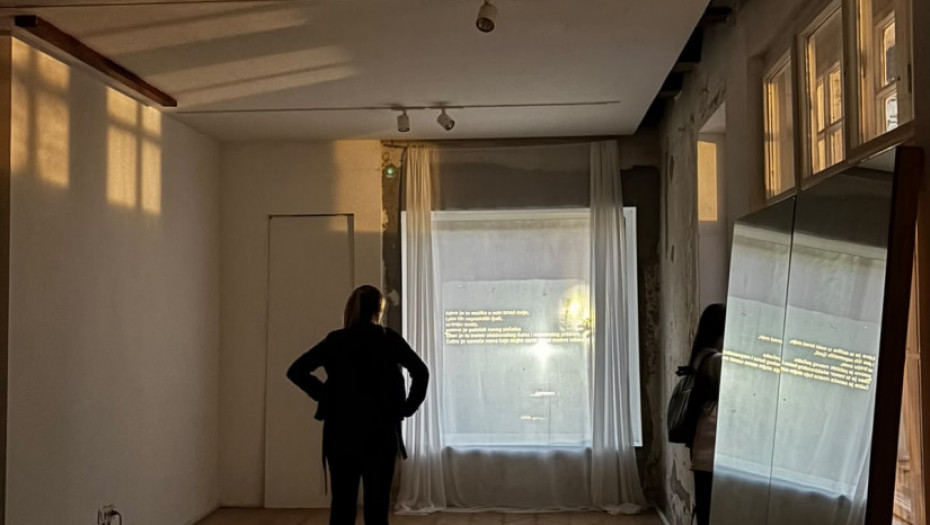 Prateći program izložbe "Dis_placement": Razgovor Dimitrija Kokanova, Emilije Đorđević (KOIKOI) i Selene Orb u petak