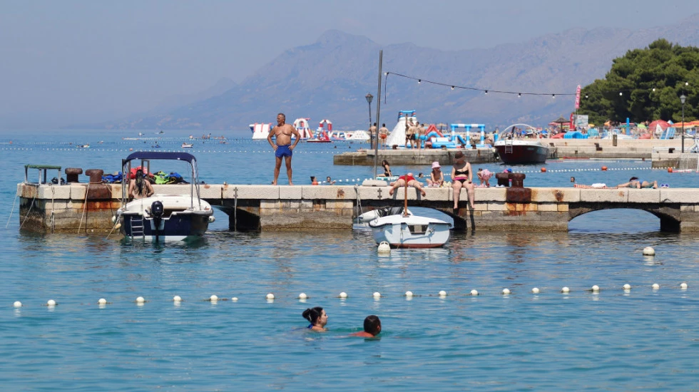 Bura odnela turiste i psa na SUP dasci u Makarskoj: Spasioci ih izvukli nakon noći na moru