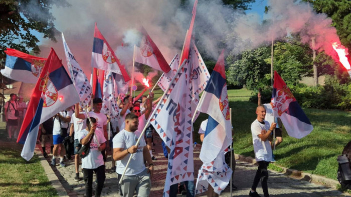 Članovi SNS iz Novog Sada peške krenuli na skup u Beogradu