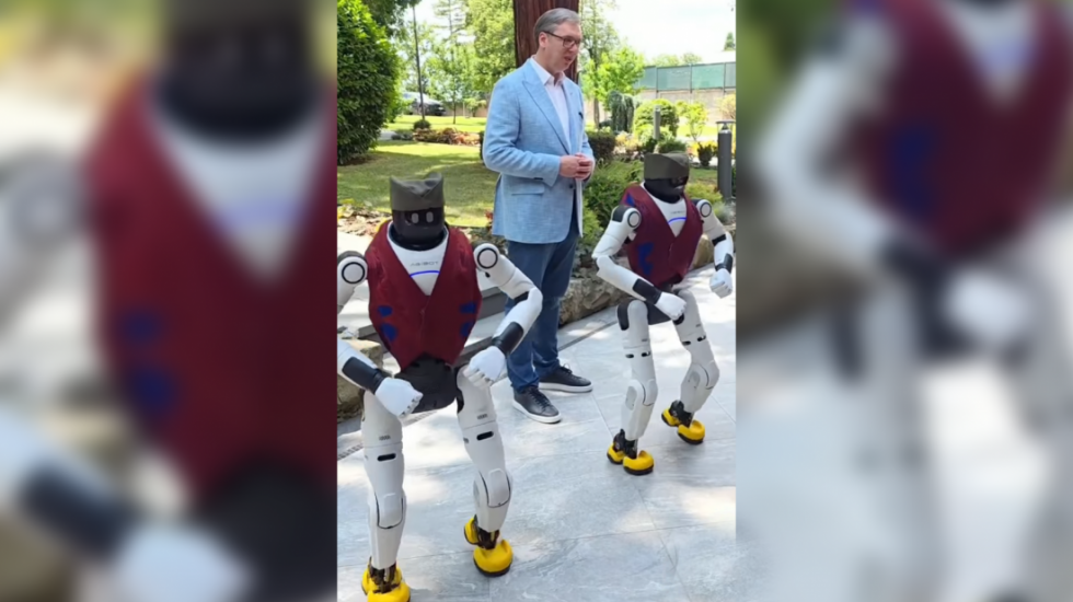 Vučić u društvu robota Milutina i Dragutina pozvao građane na veliki skup 27. juna ispred Skupštine