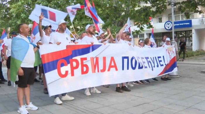 Grupa građana koja je krenula iz Aranđelovca na skup u subotu u Beogradu stigla u Lazarevac (VIDEO)