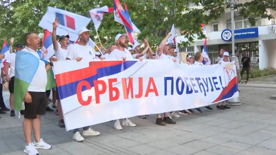 Grupa građana koja je krenula iz Aranđelovca na skup u subotu u Beogradu stigla u Lazarevac (VIDEO)