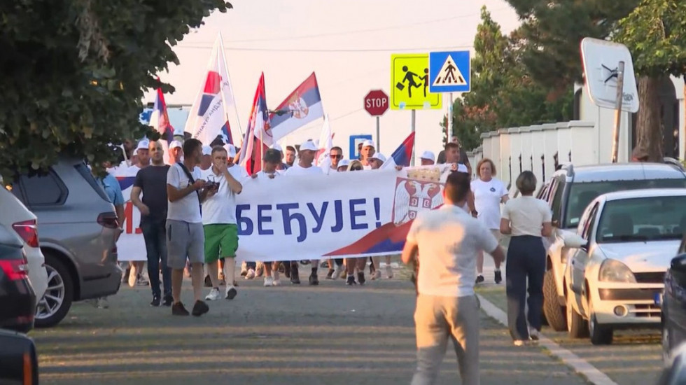 Vučić se sreo sa građanima koji pešače na skup koji će biti održan 27. juna u Beogradu