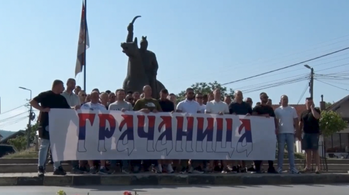 Grupa meštana Gračanice organizovano krenula u Beograd na skup "Srbija jedna porodica"