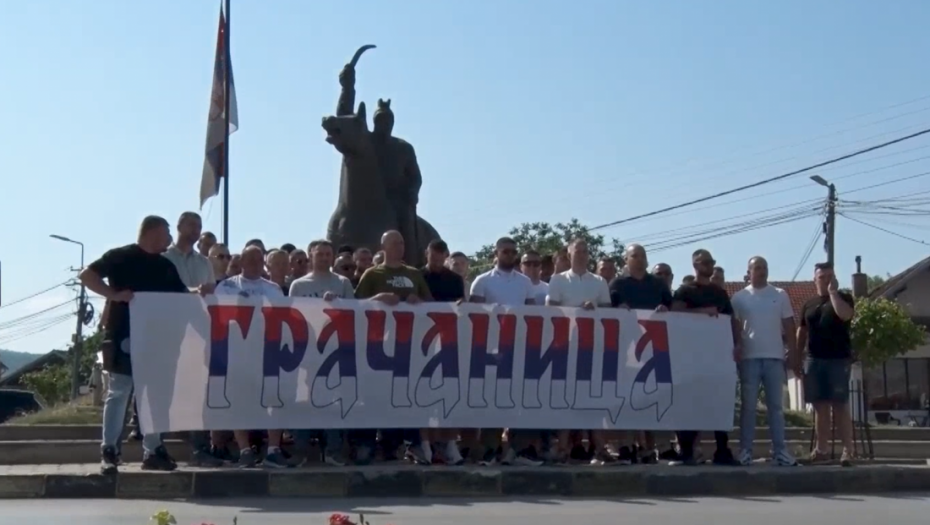Grupa meštana Gračanice organizovano krenula u Beograd na skup "Srbija jedna porodica"