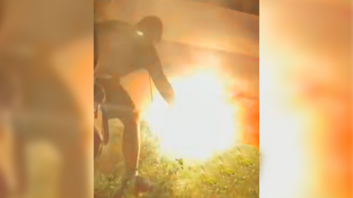 Skinuli i zapalili zastavu Republike Srpske uz povike ''Alahu ekber" i psovke (VIDEO)