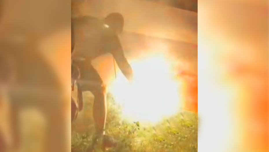 Skinuli i zapalili zastavu Republike Srpske uz povike ''Alahu ekber" i psovke (VIDEO)