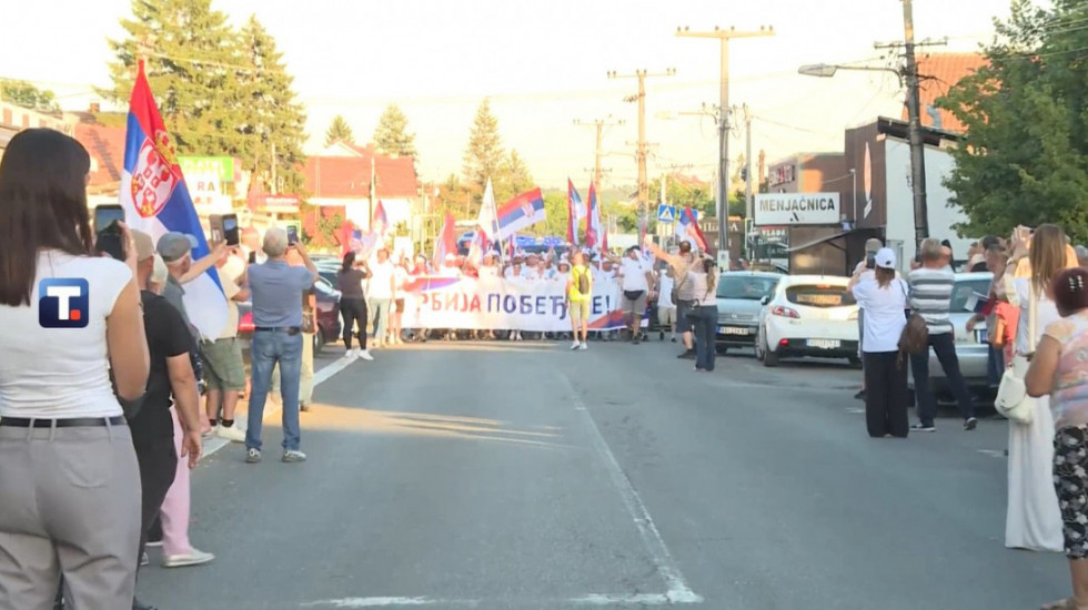 Grupa koja iz Aranđelovca pešači na skup "Srbija jedna porodica" stigla u Sremčicu