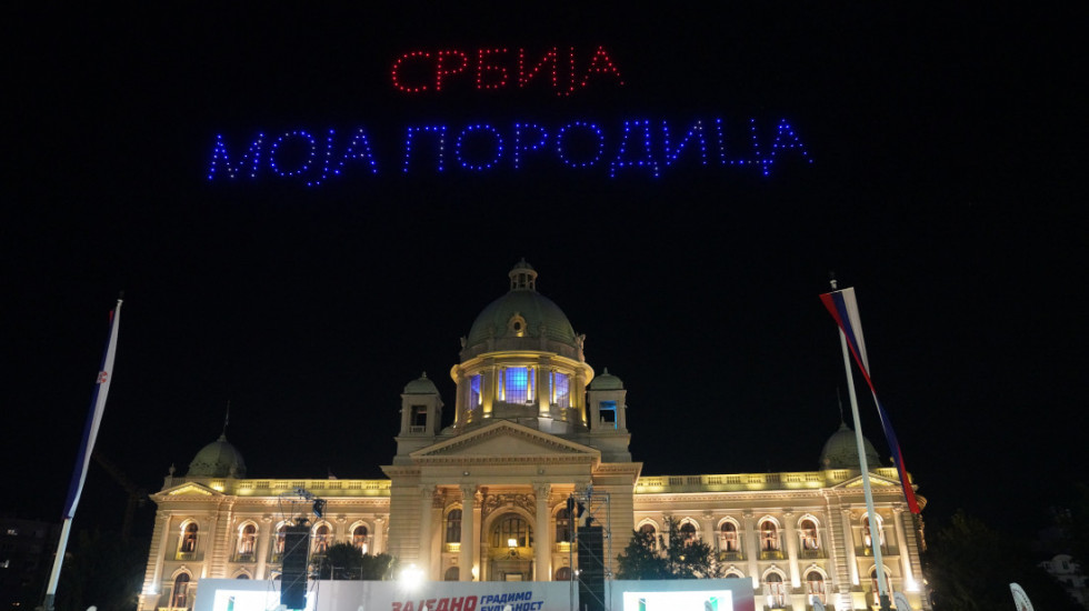 Iznad Skupštine u Beogradu održan "Dron show": Najavljen skup "Srbija moja porodica" (VIDEO)