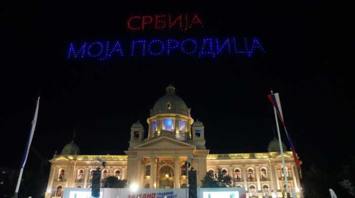 Iznad Skupštine u Beogradu održan "Dron show": Najavljen skup "Srbija moja porodica" (VIDEO)