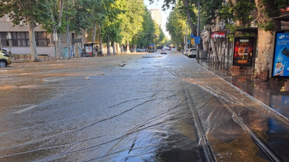 Kvar na cevovodu u centru Beograda: Bez vode dve opštine, saobraćaj otežan - tramvaji preusmereni