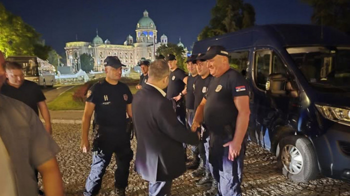 Dačić obišao pripadnike MUP koji su obezbeđivali skup ispred Skupštine