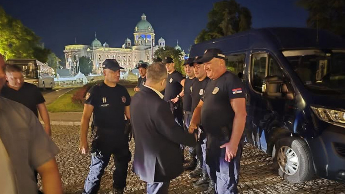 Dačić obišao pripadnike MUP koji su obezbeđivali skup ispred Skupštine