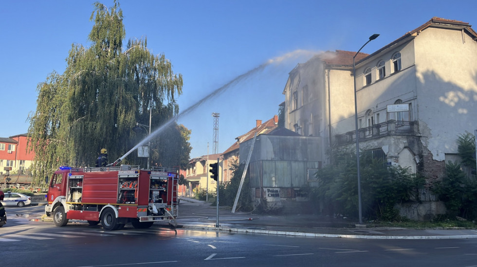 Požar u širem centru Čačka: Gori stara mlekara u Železničkoj koloniji (FOTO)