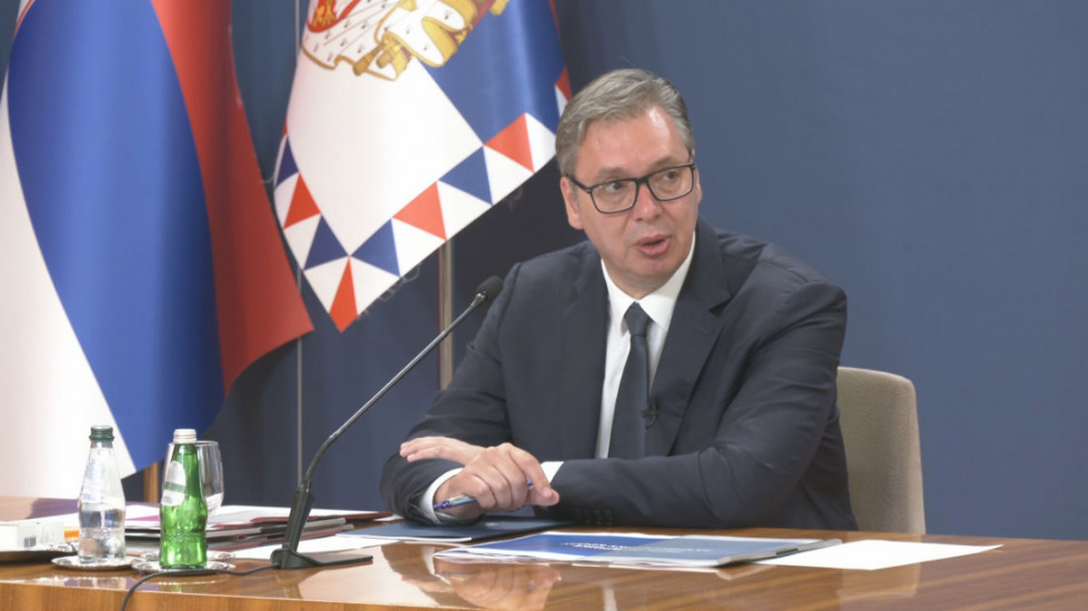 Vučić: Ako rast pređe tri odsto, do kraja godine sledi značajno povećanje plata i penzija