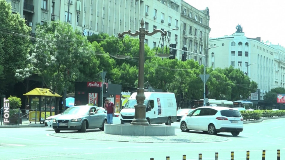 Nova skulptura u obliku vage sa dva tasa postavljena na Terazijama