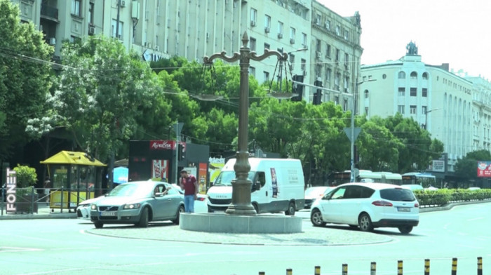 Nova skulptura u obliku vage sa dva tasa postavljena na Terazijama