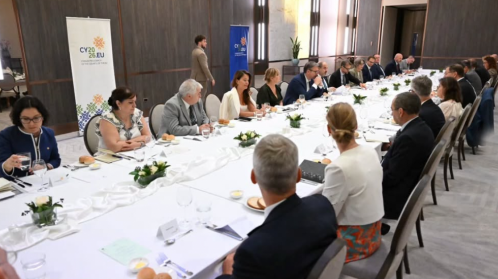Vučić sa ambasadorima država EU o politici proširenja i evropskom putu Srbije