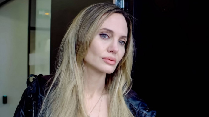 Anđelina Džoli oseća da ju je "život pomalo slomio": "Nisam izlazila ni sa kim otkako sam se razvela pre 10 godina"
