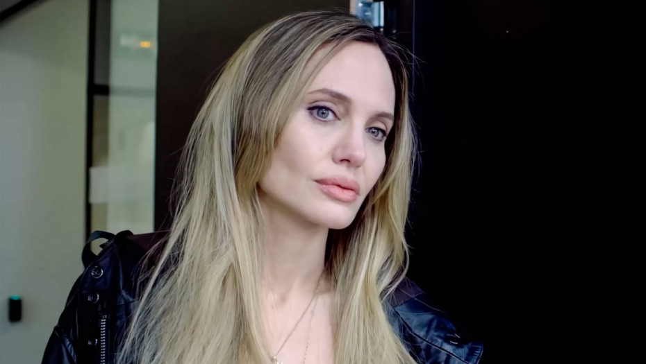 Anđelina Džoli oseća da ju je "život pomalo slomio": "Nisam izlazila ni sa kim otkako sam se razvela pre 10 godina"