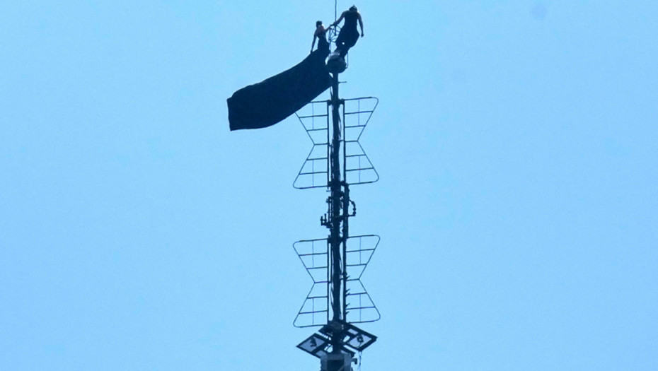 Ljubili se na vrhu Empajer stejt bildinga: Policija uhapsila par koji se popeo na antenu i razvio transparent (FOTO)