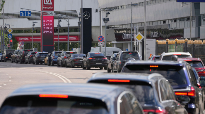 Ukrajinski napadi izazvali krizu goriva u Rusiji: Vozači satima čekaju na pumpama, Putin priznao problem