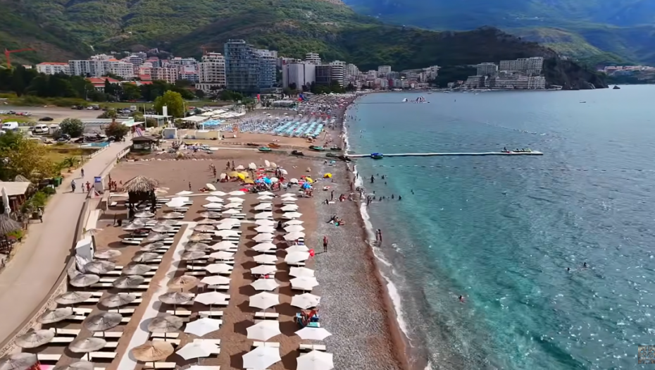 Ležaljke i suncobrani besplatni posle 17 sati, ali samo za građane Crne Gore