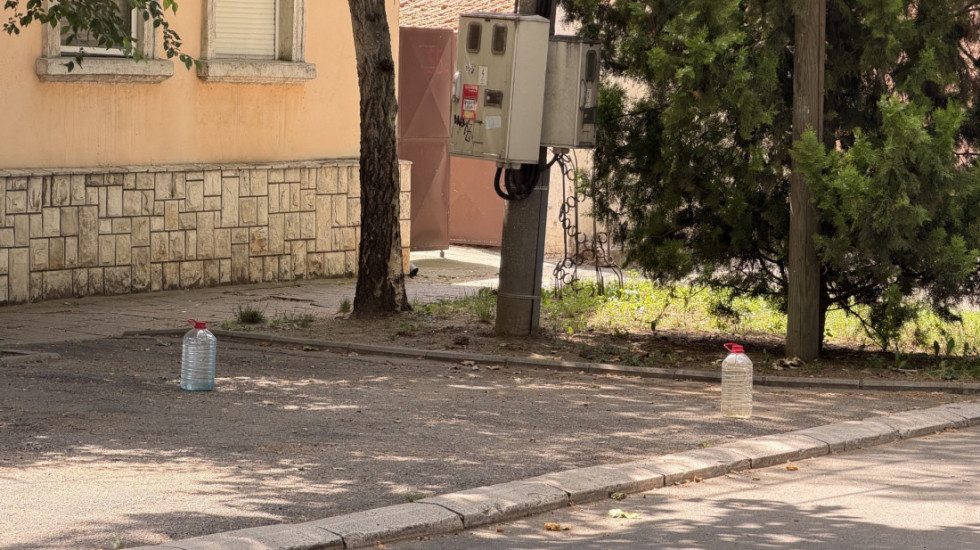 “Rezervacija” mesta flašama, gajbicama ili metalnim barijerama: Ko sme da zauzme parking, a kome preti kazna?